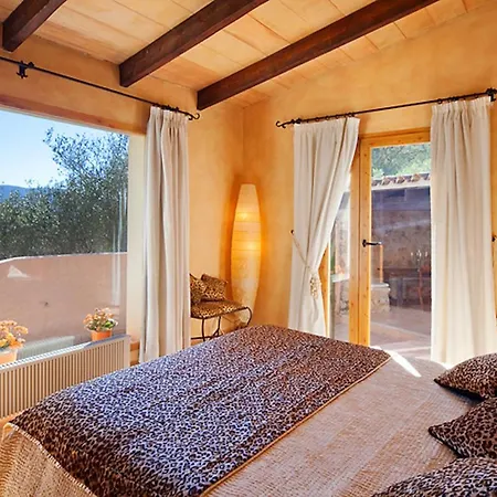 Magdalena Villa *
